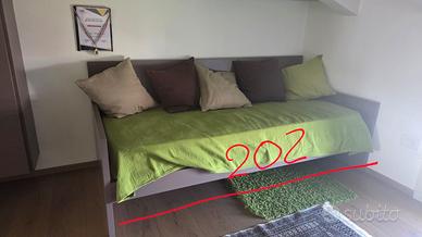 Arredamento camera: Armadio, tavolo, due letti