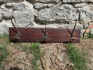 Attaccapanni in legno con ganci antichi