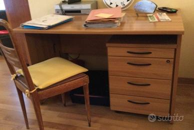 Scrivania e cassettiera da ufficio