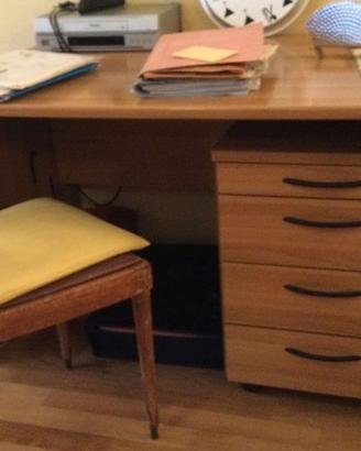 Scrivania e cassettiera da ufficio