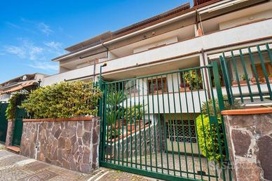 VILLA A SCHIERA A POLLENA TROCCHIA