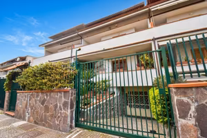 VILLA A SCHIERA A POLLENA TROCCHIA