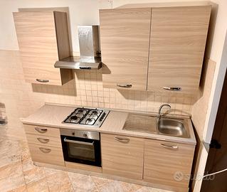 Cucina completa con forno piano cottura e cappa