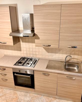 Cucina completa con forno piano cottura e cappa