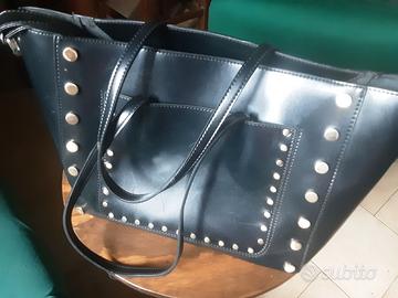 Shopping bag di Carpisa, realizzata in vera pelle