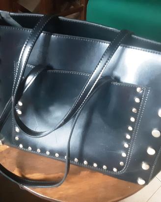 Shopping bag di Carpisa, realizzata in vera pelle