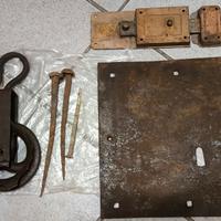 Serratura  portone   chiodi vecchi e carrucola 