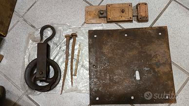 Serratura  portone   chiodi vecchi e carrucola 