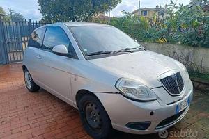 Lancia Ypsilon grigio metallizzato