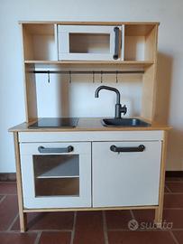 Cucina Ikea in legno per bambini