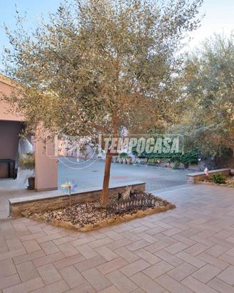 Bifamiliare moderna con cortile privato e triplo b