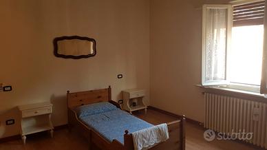 Ampia stanza singola in appartamento. solo Donne