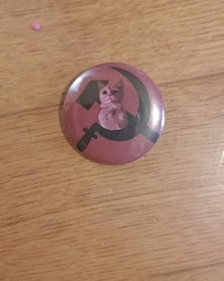 Spilla Pin Gattino comunista falce e martello