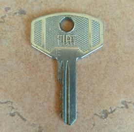 Vecchia chiave accensione Fiat 600 sped.tracc.incl