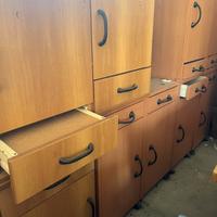 Arredi mobili e materiale edile da costruzione