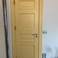 Porta in legno colore giallino