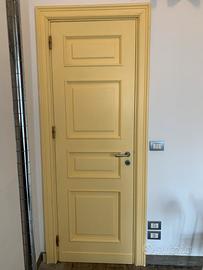 Porta in legno colore giallino