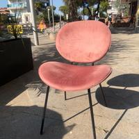 Sedie basse e sedie alte e divani