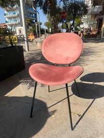 Sedie basse e sedie alte e divani