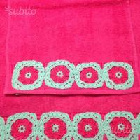 Asciugamani fucsia con uncinetto