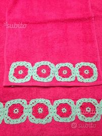 Asciugamani fucsia con uncinetto