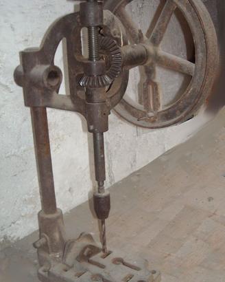Antico trapano a colonna manuale