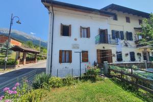 CASA BICAMERE IMMERSA NEL VERDE