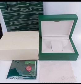 Box orologio vuoto con accessori e shopper