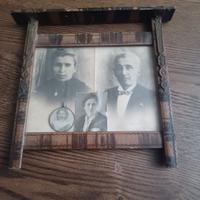 Antica piccola cornice in legno con medaglietta