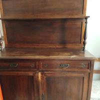 Credenza antica con piattaia
