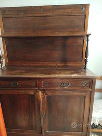 Credenza antica con piattaia