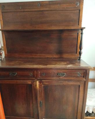 Credenza antica con piattaia