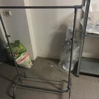 Appendiabiti con ruote regolabile