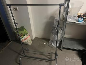 Appendiabiti con ruote regolabile