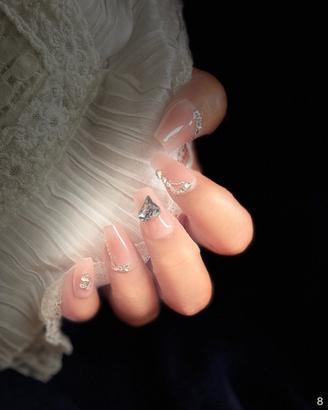 Manicure indossabile realizzata interamente a mano