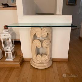 Consolle con piano in cristallo e base in pietra