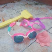 occhialini da piscina, rastrello e formina