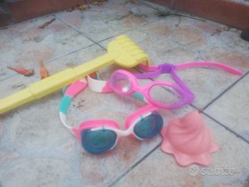 occhialini da piscina, rastrello e formina