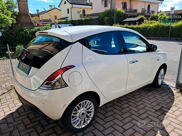 Lancia y 