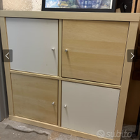 Mobile Ikea Kallax color legno con ante bianche