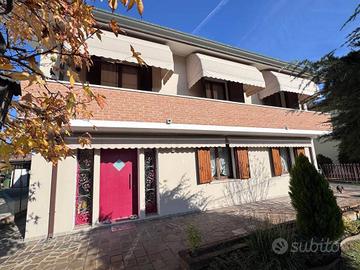 Casa indipendente di 339 m² con più di 5 locali e 