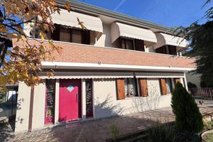 Casa indipendente di 339 m² con più di 5 locali e 