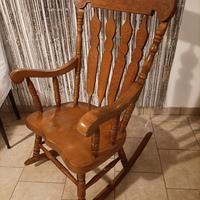 Sedia a dondolo in legno massiccio