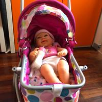 Carrozzina pieghevole con bambolotto