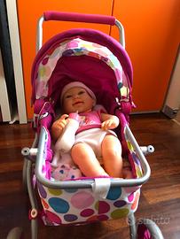 Carrozzina pieghevole con bambolotto