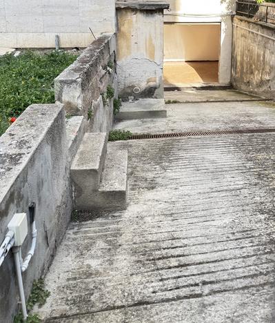 Cagliari Via Cugia Posti auto coperti con cantina