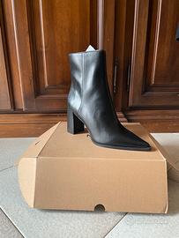 Stivaletti neri a punta similpelle