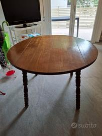Tavolo rotondo con bandelle