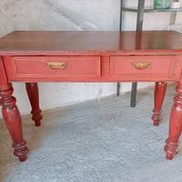 Vecchio tavolo con sedia