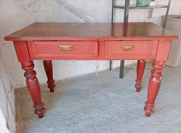 Vecchio tavolo con sedia